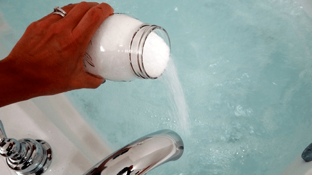 Banho com refrigerante para aumentar um membro